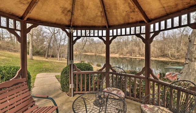 Riverfront Luxury Haven, Near Trails & Attractions
