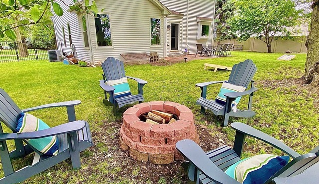 Riverfront Luxury w/Fire Pit & Chef's Kitchen