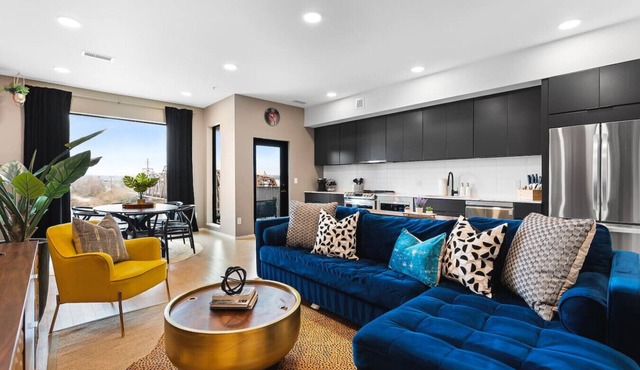 Riverfront Luxury - Walk to Downtown Broadway, Private Patio