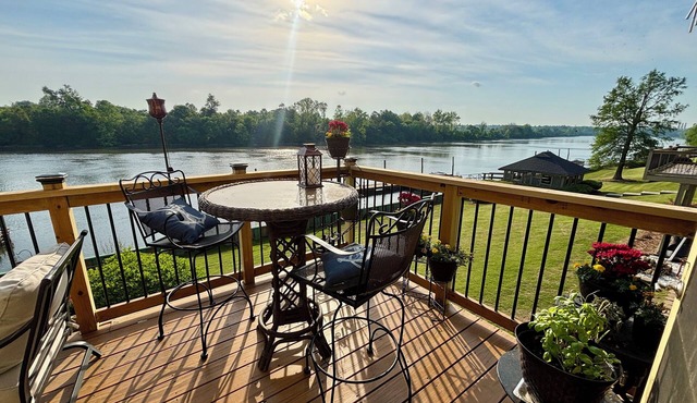 Riverfront Masters Rental – Private Deck + Sunset Views - Flexible Stay