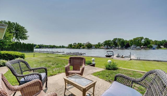 Riverfront McHenry Retreat w/Dock & Kayaks