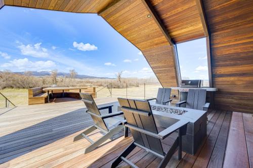 Riverfront Montana Retreat - Deck, Fire Pit and Pond