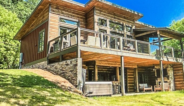 Riverfront Mountain Modern Cabin with hot tub very close to downtown Ellijay.