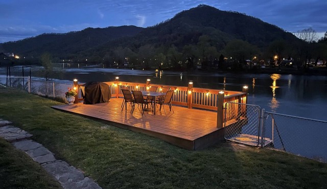 Riverfront-NO CLEANING FEE -3BR-NRG-Deck-Dock-Hike-Firepit-Pets-OK-Boat-Kayak
