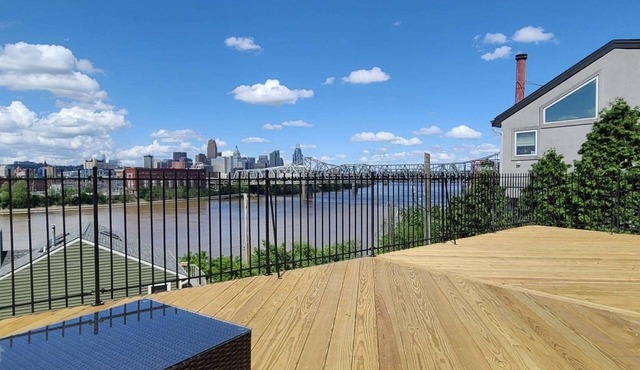 Riverfront Oasis: 5 Min to DT Cincinnati