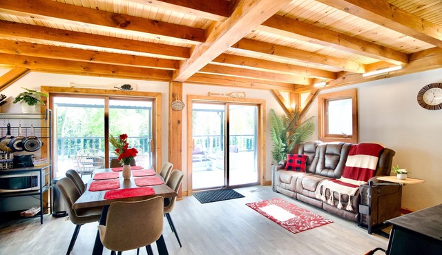Riverfront Oasis on 55 Pvt Acres with Wifi , Sauna and Hot Tub