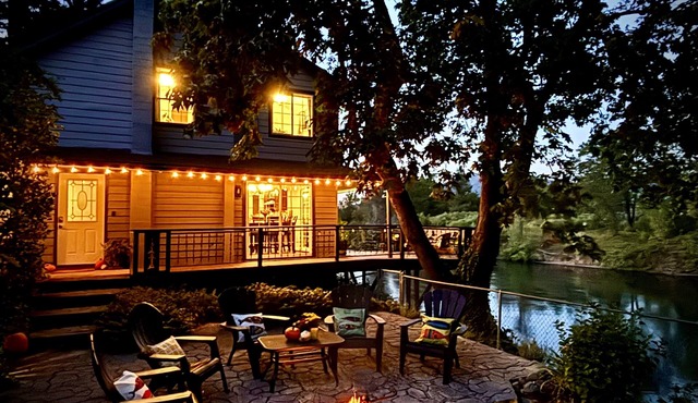 Riverfront on the Rogue! Ideal Southern Oregon location