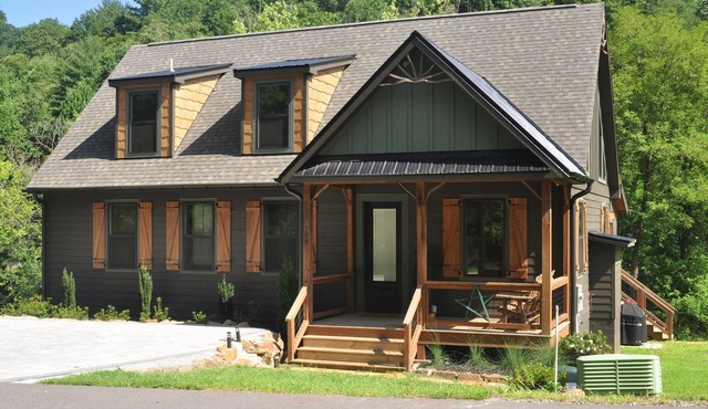 Riverfront on the Tuck! Close to WCU