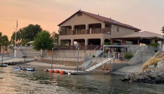 RIVERFRONT PARADISE OASIS W/PRIVATE BEACH & BOAT DOCK