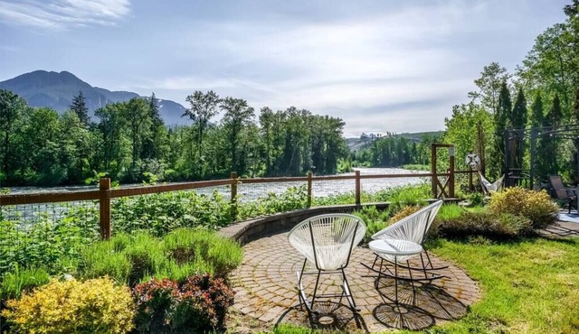 Riverfront Paradise w/Hot Tub-Little River House