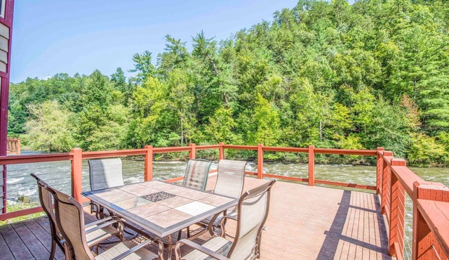 Riverfront Premium Cabin, 3 bed 3.5 bath, On the River, Sleep 10