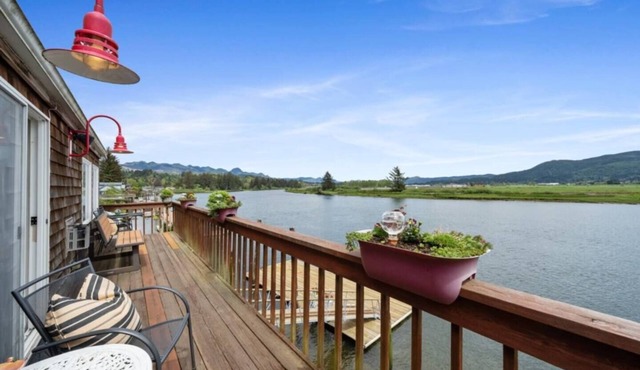 *Riverfront*Pvt Dock*Game Room*6 mins to Beach*