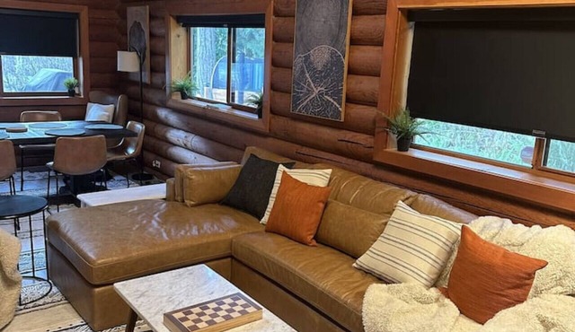 Riverfront retreat with sauna & hot tub 3B2B