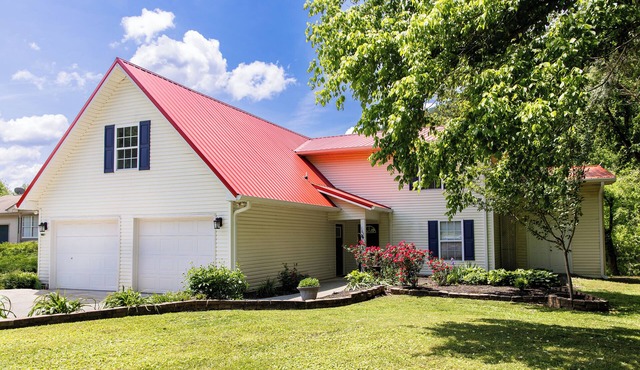 Riverfront Retreat! 2 bdrm/2 bath with direct river access - Newly remodeled!