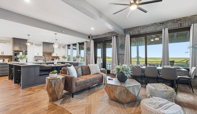 Riverfront Retreat- 4BR 3.5BA w/Pool, Dock & Kayaks, Sleeps 14-Close To Savannah