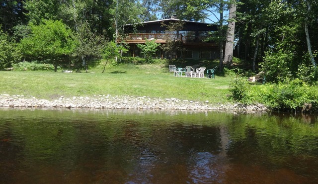 Riverfront Retreat AuSable River Fireplace + XC Ski and Snowshoe Trail Access