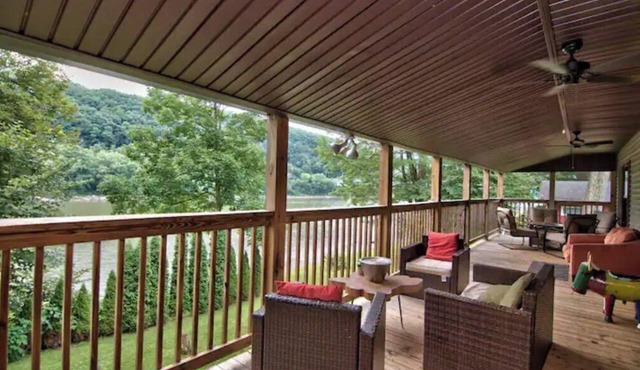 Riverfront Retreat For Kayaking, Fishing and Hot Tub