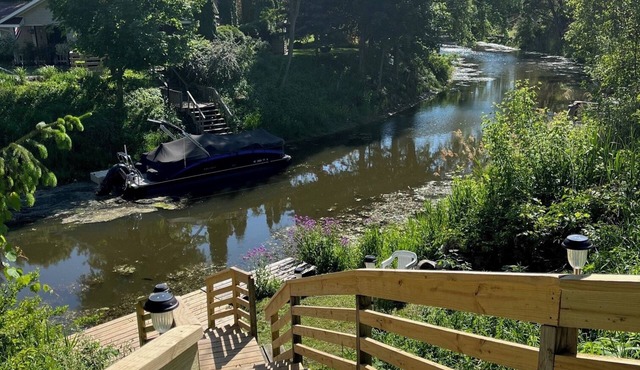 RIVERFRONT RETREAT/HEART of DOWNTOWN Caseville - short stroll to BEACH/sleeps 6