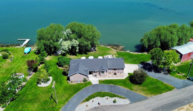 Riverfront Retreat in Burley, ID – Walkout Basement, Dock & Peaceful Views