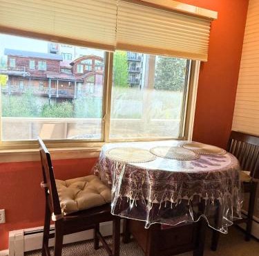 Riverfront Retreat Just 7 Minutes from the Resort, with a Hot Tub and Pool walk to downtown