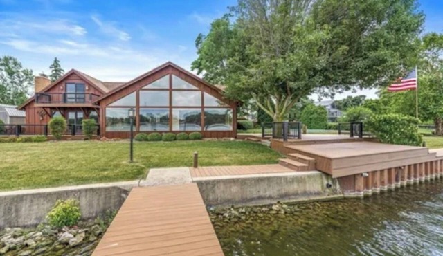 Riverfront Retreat: Pool, fishing & Norte Dame nearby