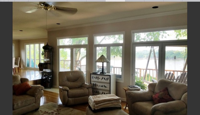 Riverfront retreat. Stunning view. Dock. 20 minutes to downtown Louisville.