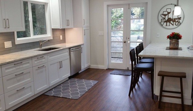 Riverfront Retreat Remodeled Kitchen 3BR & Hot Tub