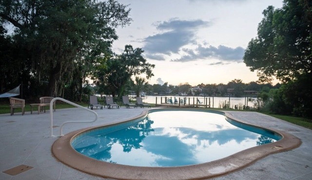 Riverfront Retreat. Private Oasis 7 minutes to downtown