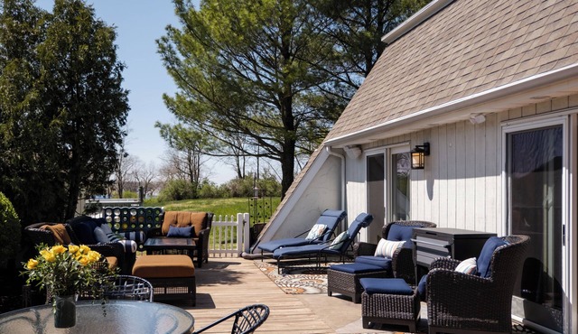 Riverfront Retreat, Walk to Beach + Downtown, Hot Tub, Kayaks & Bikes!