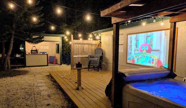 Riverfront Retreat on deep canal with Hot Tub, Clear Kayaks & Fire pit