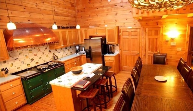 Riverfront Retreat w/Amazing Views! Fishing.Hiking.Deck.Gatherings/Weddings.WiFi