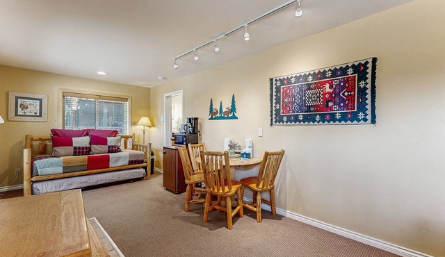 Riverfront retreat with a kitchenette, washer/dryer, & shared patio