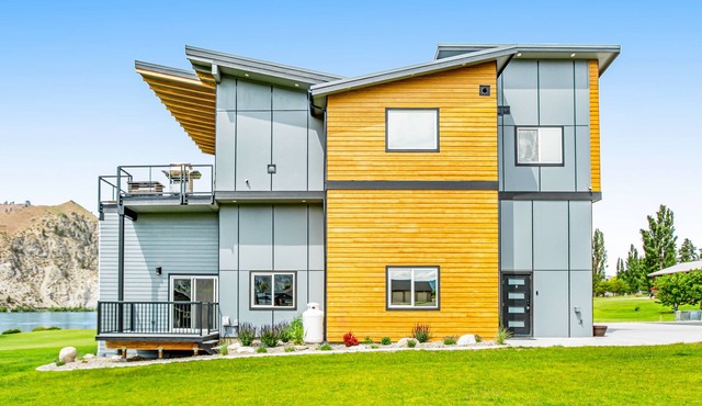 Riverfront retreat with a mountain view, game room, & fast WiFi - dogs welcome