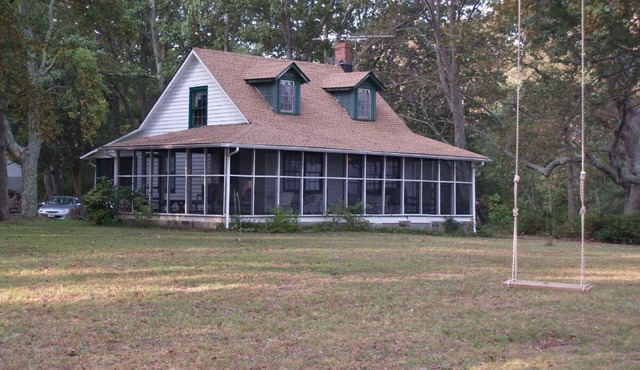 Riverfront - Rustic Cottage - 3+ acres - Wide Private Beach