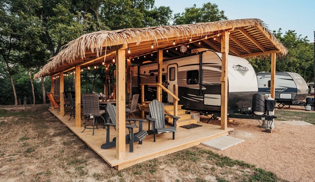 Riverfront RV on Medina River/1 Blk off Main in Bandera/"Hummingbird" RV