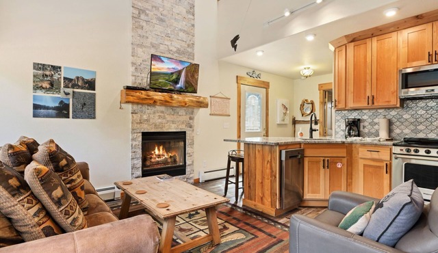 Riverfront Sanctuary Private Hot Tub Close to RMNP