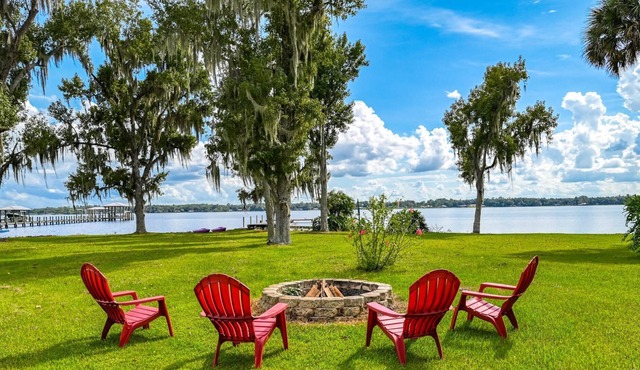 RIVERFRONT!! Scenic views, Dock, Boat Ramp, Kayaks, Firepit, Boating & Bass Fishing Paradise!