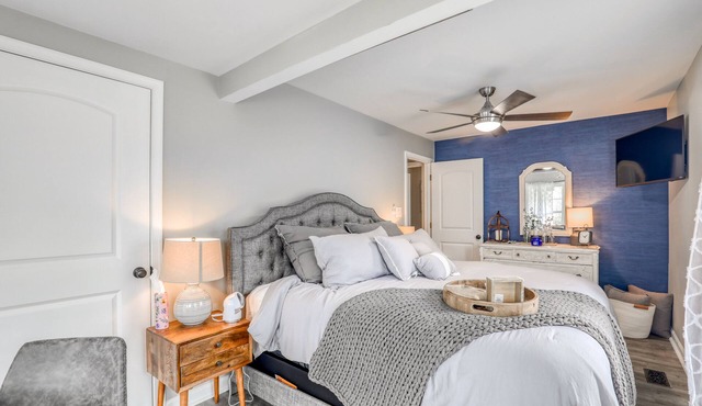 Riverfront! Shenandoah River! Sleeps 4! New Hot Tub