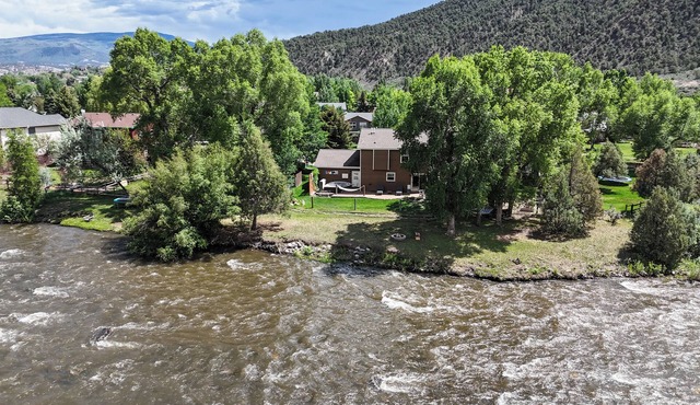 Riverfront - Single Family Home - Private Hot Tub - Fishing/Rafting/OHV/Skiing!