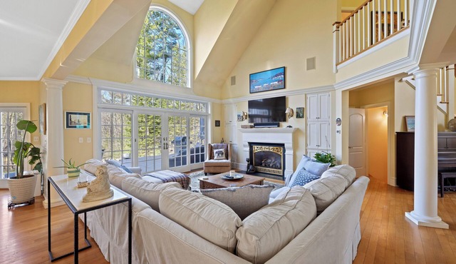 Riverfront Six Bedroom Home, fully-equipped for a memorable stay!