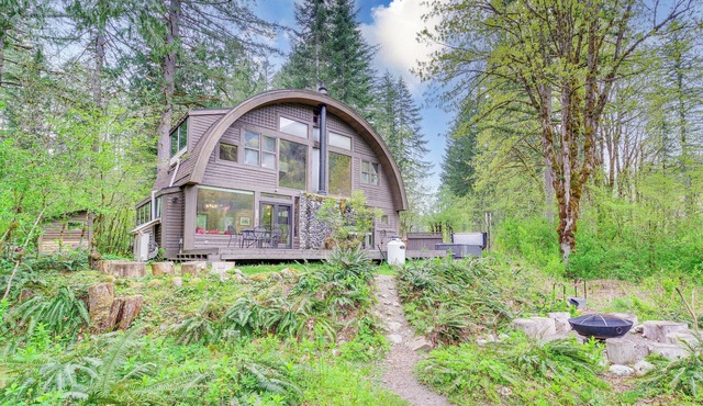 Riverfront Skykomish Cabin w/Private Hot Tub!