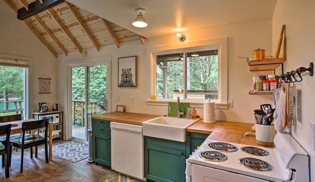 Riverfront 'South Fork Cabin' close to Stevens Pass, dog friendly!