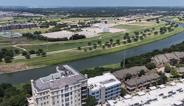 Riverfront Stay Downtown Views Queen Bed Free Parking