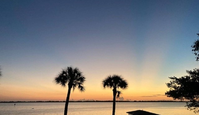 Riverfront studio with breathtaking views/sunrise