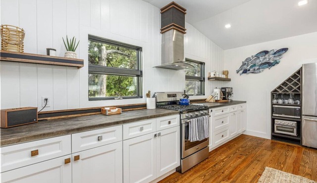 Riverfront Style w Kayaks Firepits and Fun