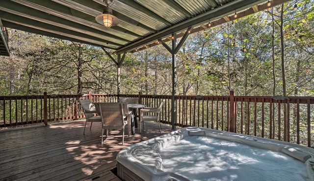 Riverfront Tallulah Falls Cabin w/Hot Tub!