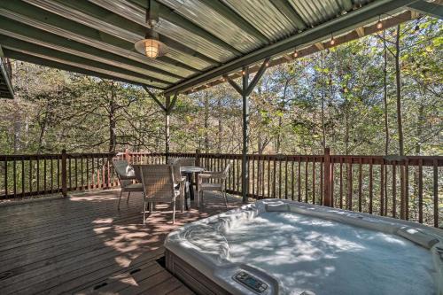 Riverfront Tallulah Falls Cabin with Hot Tub!