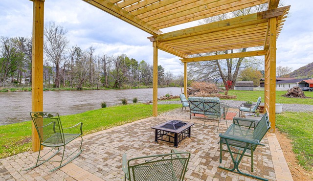 Riverfront Tennessee Retreat w/Patio & Boat Ramp!