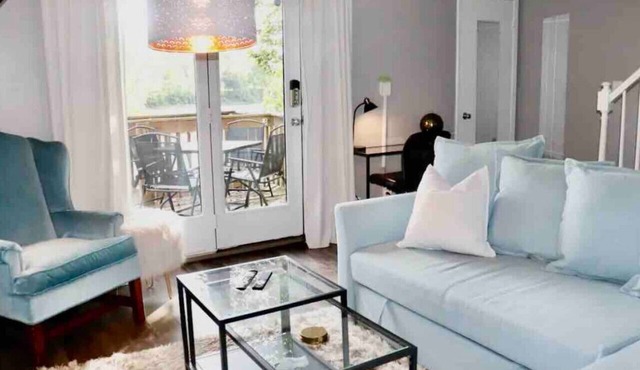 Riverfront Townhome in Downtown Yorkville