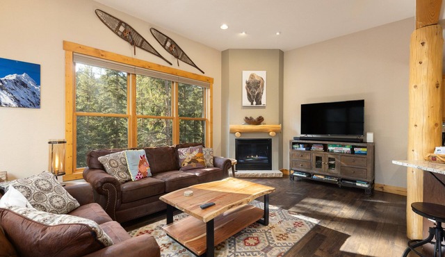 Riverfront Townhome/On Shuttle Route to Slopes/Hot Tub Access